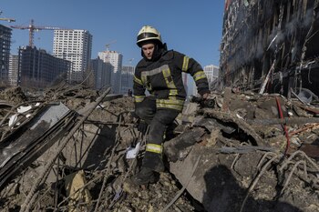 Los bomberos continúan trabajando en