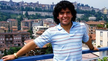 Un paisaje napolitano de fondo para un sonriente Diego (Foto Ricardo Alfieri)
