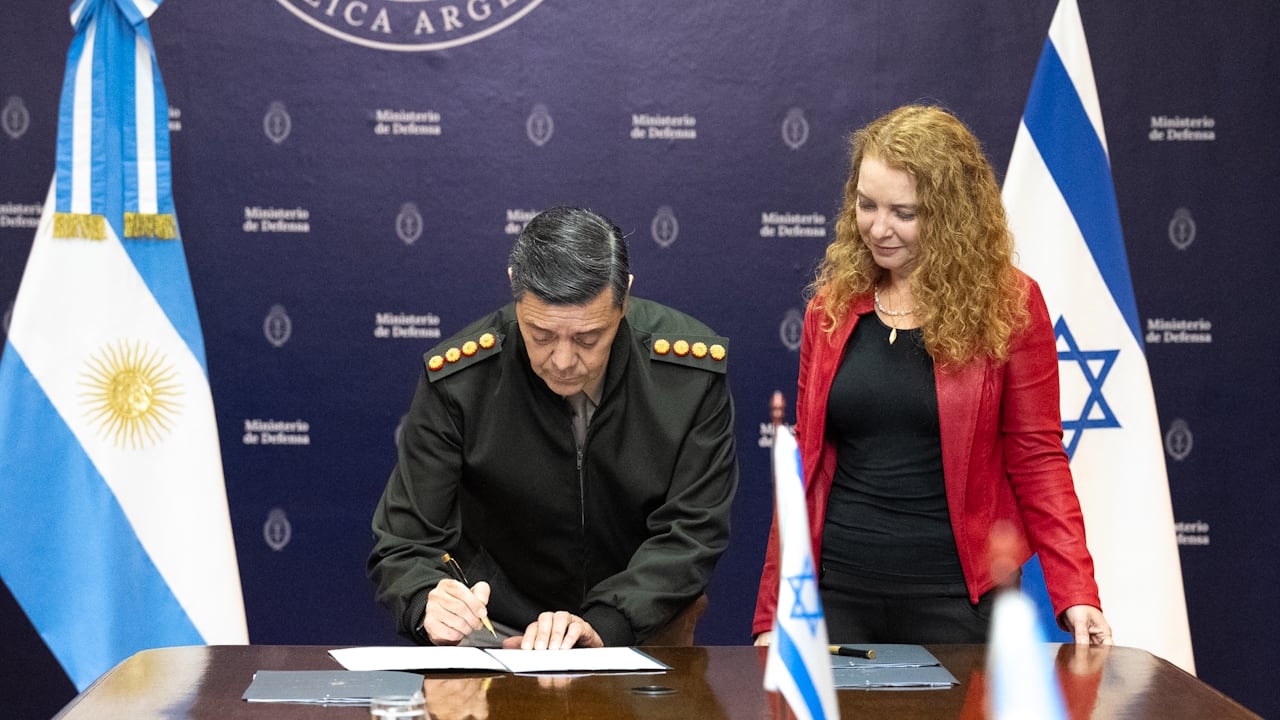 El jefe del Estado Mayor General del Ejército y la embajadora israelí suscribieron un nuevo acuerdo de cooperación en materia de defensa (Infobae en Vivo - Ministerio de Defensa)