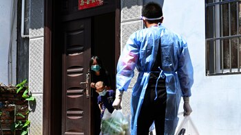 Un trabajador comunitario entrega las