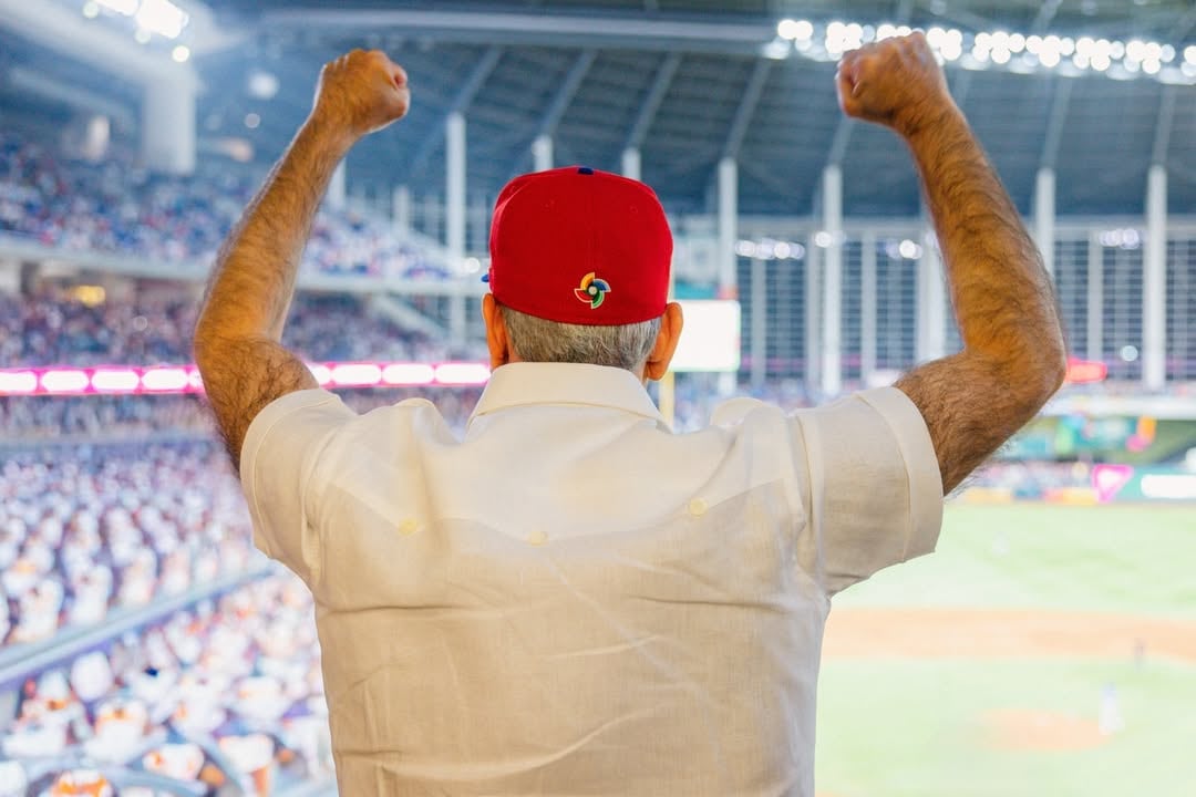 El presidente Luis Abinader celebra con los brazos en alto la victoria de República Dominicana en el Clásico Mundial de Béisbol 2026, en el LoanDepot Park de Miami (Foto cortesía El Nacional).