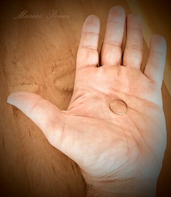 El anillo era diminuto y