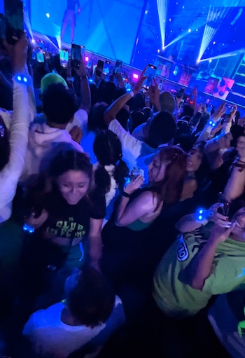 En el concierto un chico