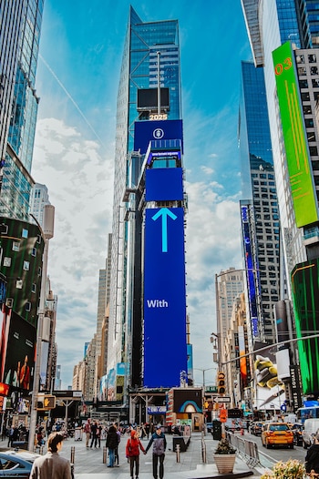 La llegada de visitantes internacionales acelera el ritmo de Midtown en pleno verano.