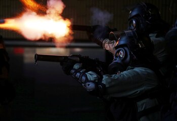 Las fuerzas espaciales lanzan gases