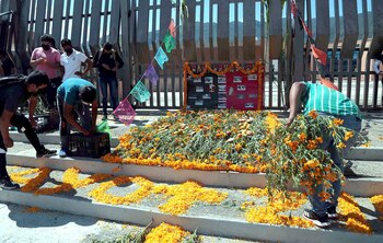 Estudiantes de la Normal Rural de Ayotzinapa colocan una ofrenda en memoria de sus compañeros caídos hoy, en la ciudad de Chilpancingo, estado de Guerrero (Mèxico). EFE/ José Luis de la Cruz