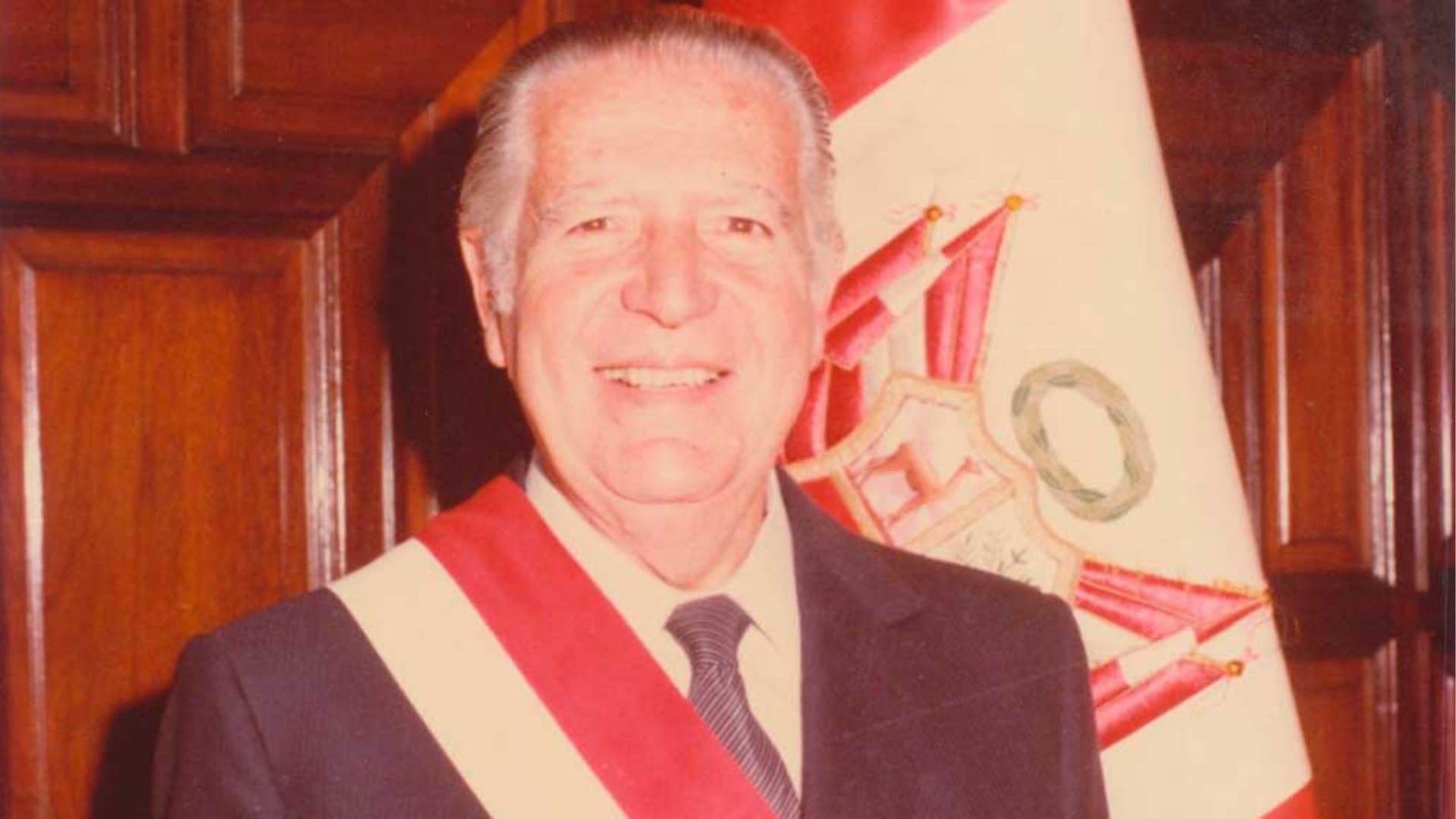 El presidente de Perú Fernando Belaúnde Terry posa en una fotografía oficial en el contexto de su gestión durante el Fenómeno El Niño de 1982-1983.