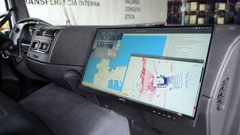 Una gran pantalla permite observar