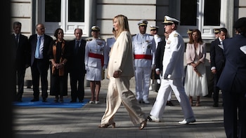 Isabel Perelló preside el izado solemne de bandera por el decimosegundo aniversario de la proclamación de Felipe VI