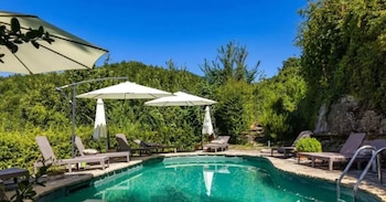 El exterior de una psicina en la montaña