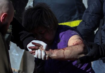 Rescatistas socorren a una mujer