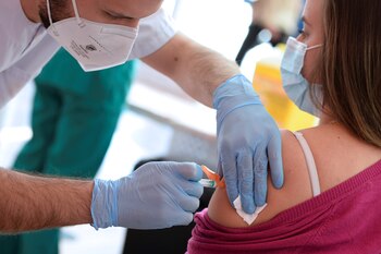 Un sanitario pone una dosis