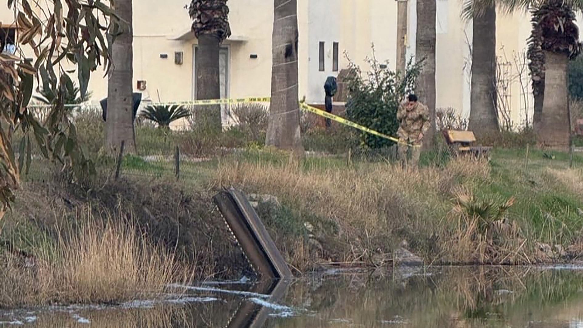 Esta fotografía, tomada y publicada el 4 de marzo de 2026 por la agencia de noticias turca DHA (Agencia de Noticias Demiroren), muestra a soldados turcos rodeando un fragmento de munición, identificado como perteneciente a las municiones de defensa aérea que interceptaron la amenaza tras ser destruida en el aire, en el distrito de Dortyol, Hatay. Turquía advirtió a Teherán contra cualquier medida que pudiera extender la guerra después de que un misil lanzado desde Irán con dirección al espacio aéreo turco fuera destruido por los sistemas de defensa aérea de la OTAN, según informó una fuente del Ministerio de Asuntos Exteriores. (Foto de HANDOUT / DHA (Agencia de Noticias Demiroren) / AFP) / Turquía
