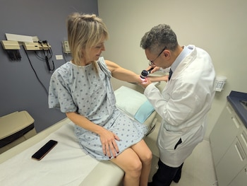 El doctor Pedram Gerami examina