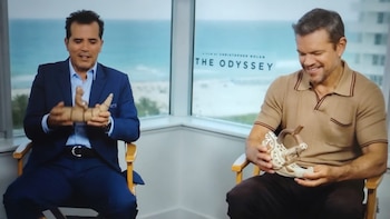 Matt Damon y John Leguizamo, actores de ‘La Odisea’, se emocionan al recibir caballitos de totora