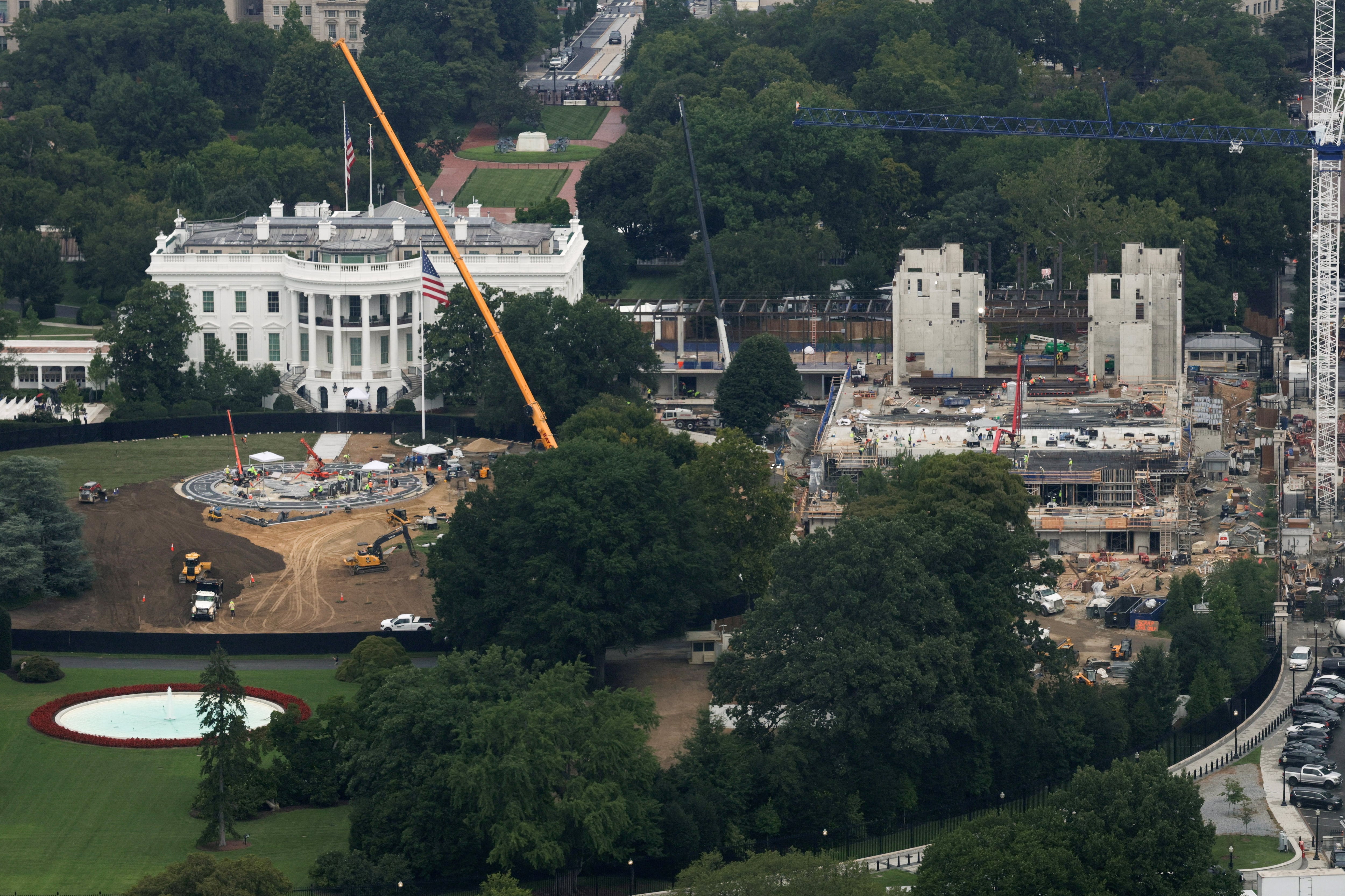 La Corte Suprema de Estados Unidos habilitó la reanudación de las obras del nuevo salón de baile y del complejo subterráneo de seguridad en la Casa Blanca (REUTERS/Evan Vucci)