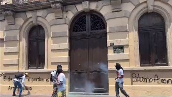 Habitantes de Arantepacua queman camiones