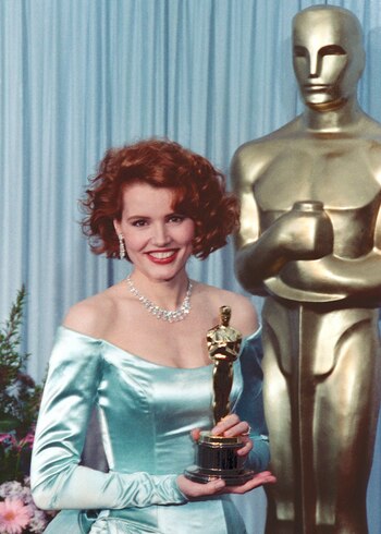 Geena Davis posando con su