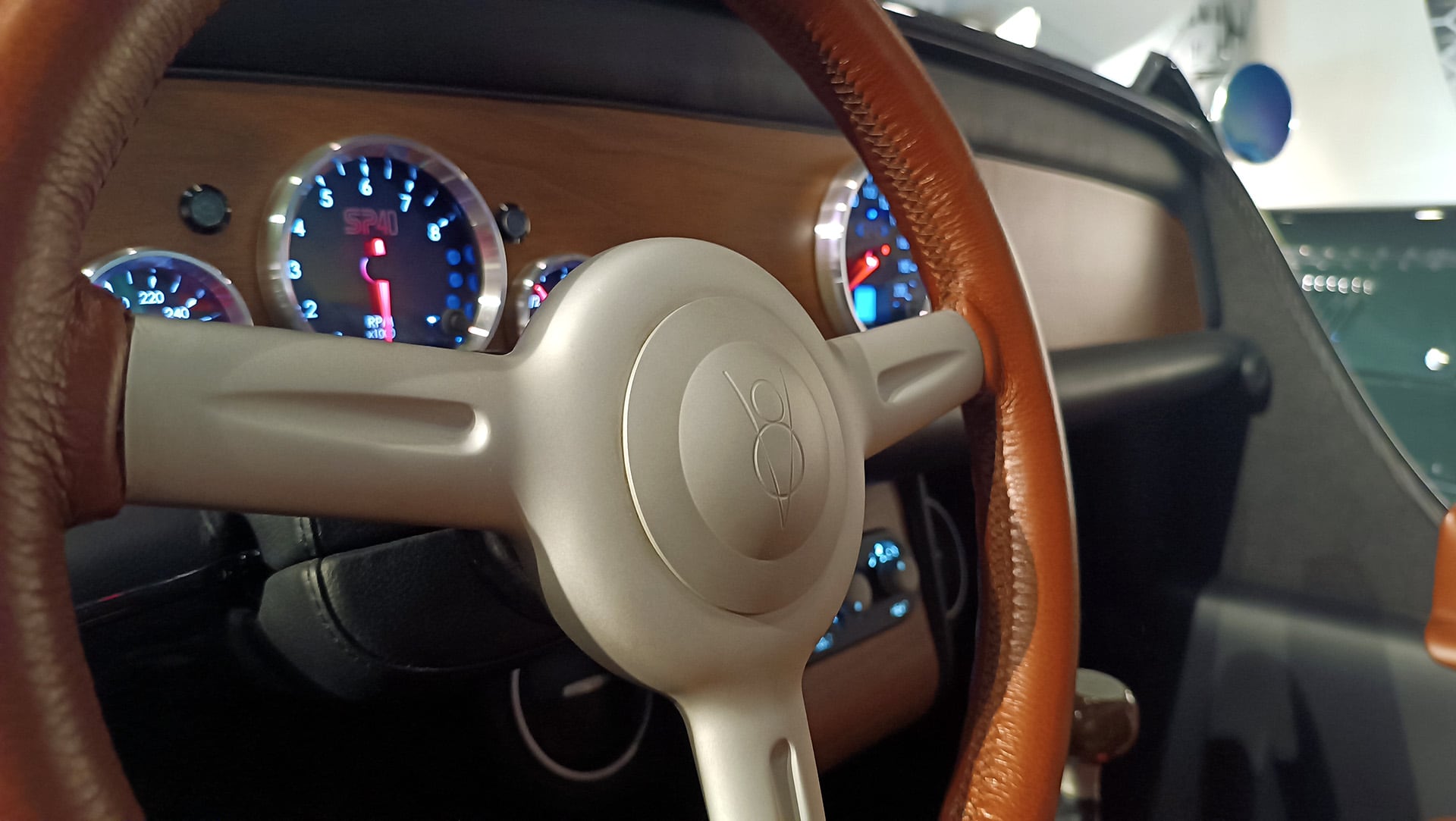 En el interior prevalece el cuero y la madera, pero la tecnología es de última generación. El SP40 tiene llave de presencia y cargador de celular inductivo