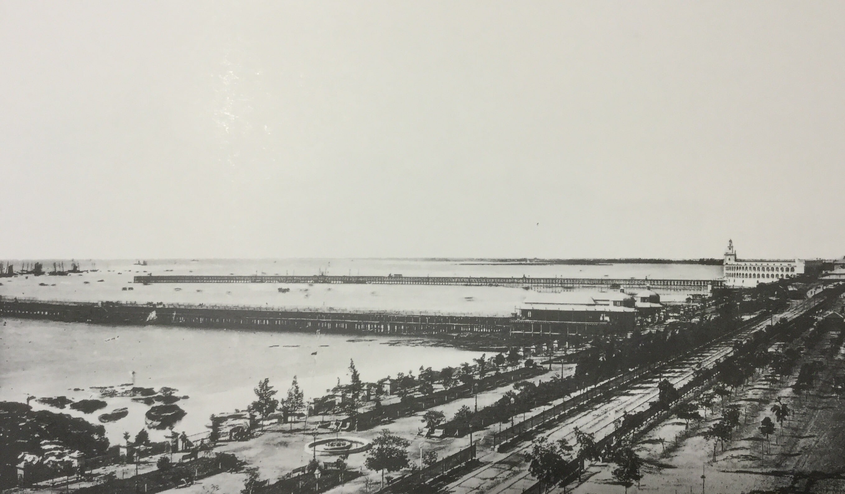 La Alameda, proyectada en 1778, fue el primer paseo público de Buenos Aires y consolidó el vínculo de la ciudad con la costa del Río de la Plata. A la derecha, la Aduana de Taylor con su muelle