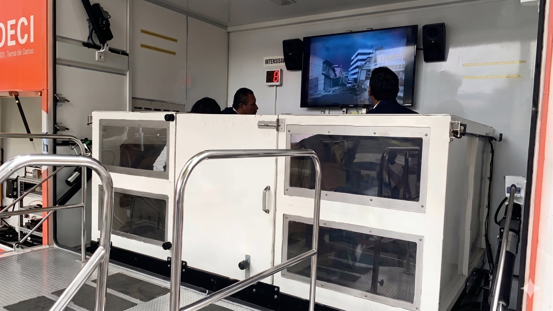 Durante la mañana, el Indeci instaló en la zona un vehículo simulador que permitió a los asistentes vivir, de forma controlada, la experiencia de un sismo de gran magnitud. Foto: TV Perú