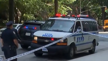 Dos hombres apuñalados cerca de Central Park; la policía detuvo a un sospechoso