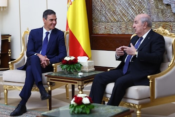 El presiente del Gobierno, Pedro Sánchez, es recibido por el presidente de la República Argelina Democrática y Popular, Abdelmajid Tebboune. (Moncloa / Fernando Calvo)