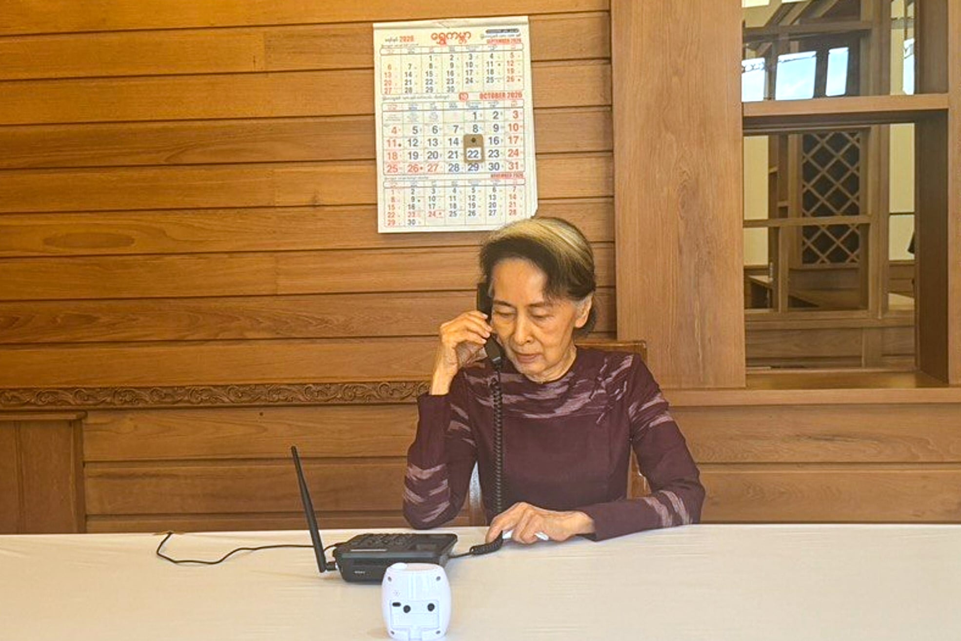 En la imagen, publicada por la Oficina del Portavoz del Presidente de Birmania el jueves 22 de octubre de 2026, la líder depuesta del país, Aung San Suu Kyi, habla por teléfono con su hijo Kim Aris, en Naipyidó (Oficina del Portavoz del Presidente de Birmania vía AP)