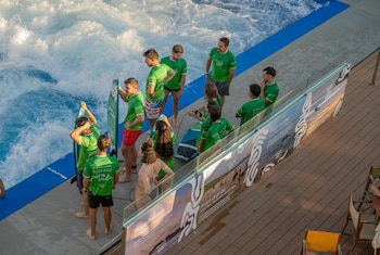 El simulador de olas recrea las condiciones ideales para aprender surf, inspirando a los asistentes a viajar a Costa Rica. Crédito: ICT