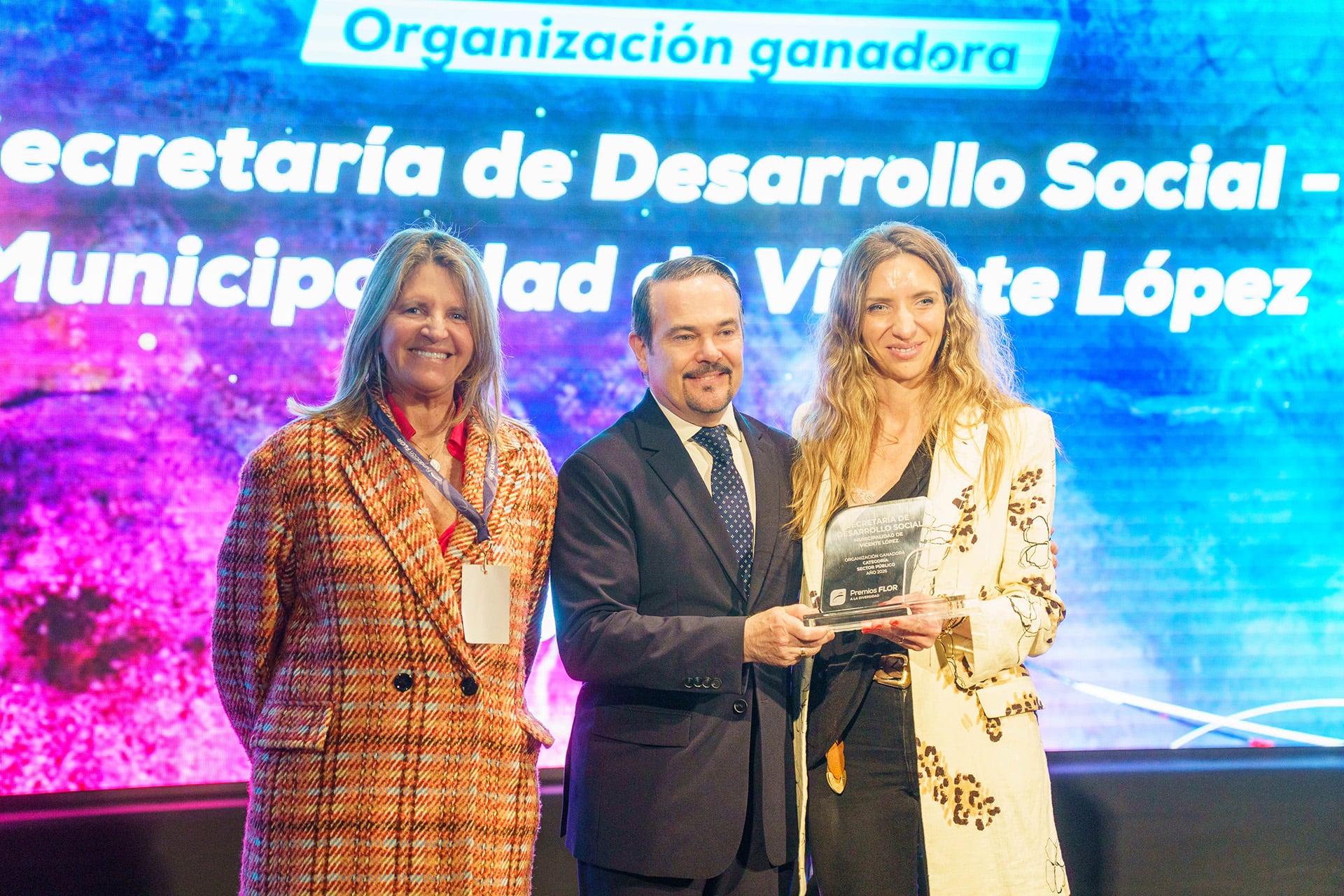 Antonella del Ptre, secretaria de Desarrollo Social de Vicente López, recibiendo el premio de manos del embajador de Francia, Romain Nadal