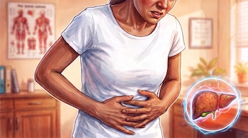 Mujer sujeta su abdomen con dolor. Ilustración de hígado y vesícula biliar resaltada con aura azul. Fondo de consultorio médico con cuadros de anatomía.