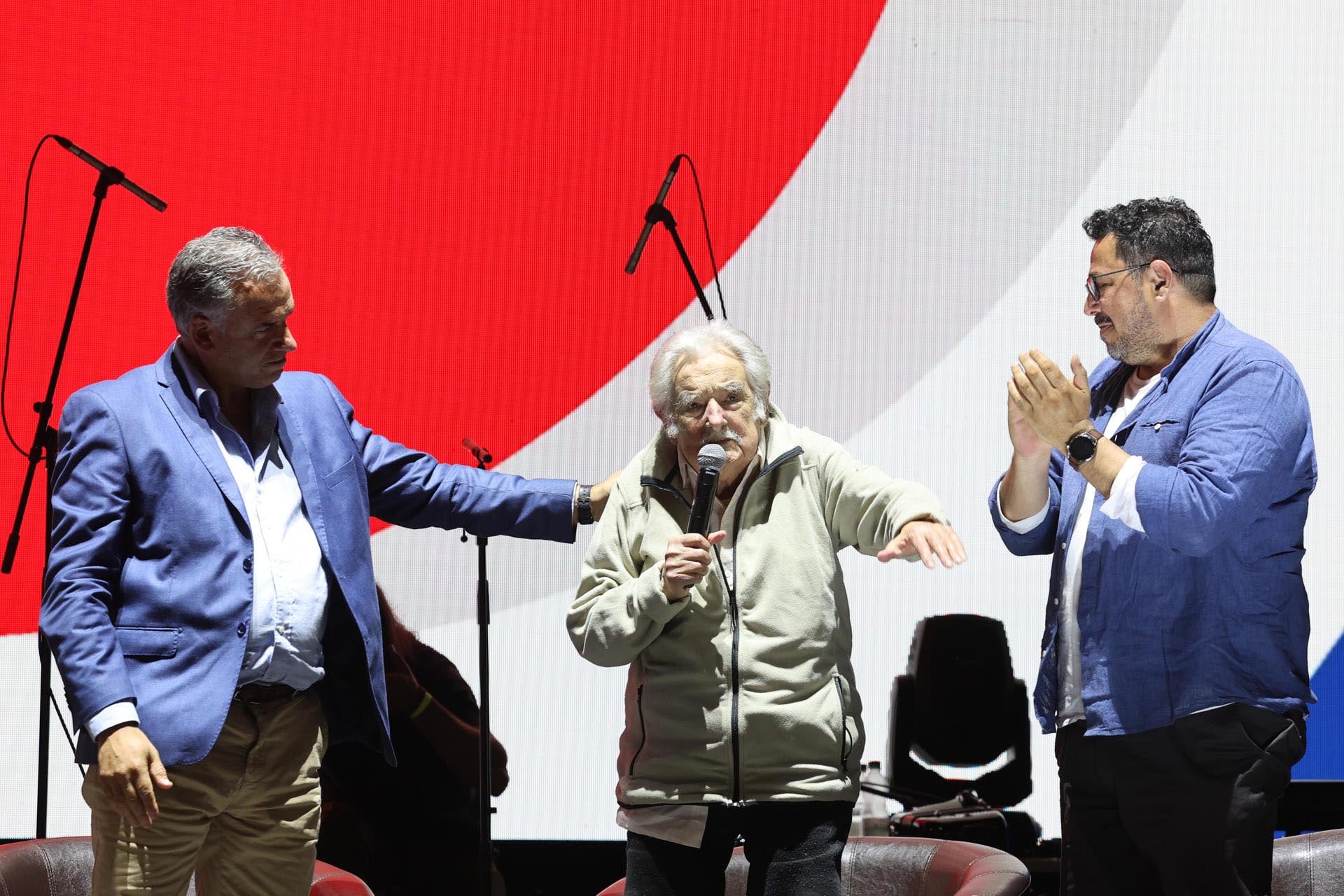 José Mujica al aparecer de sorpresa en un acto de Yamandú Orsi (EFE/ STR)