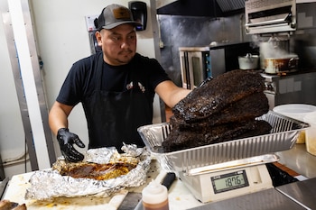 Isaias Raymundo pesa trozos de falda de res para un pedido de catering este mes en Roegels Barbecue Co. en Houston (Antranik Tavitian/For The Washington Post)