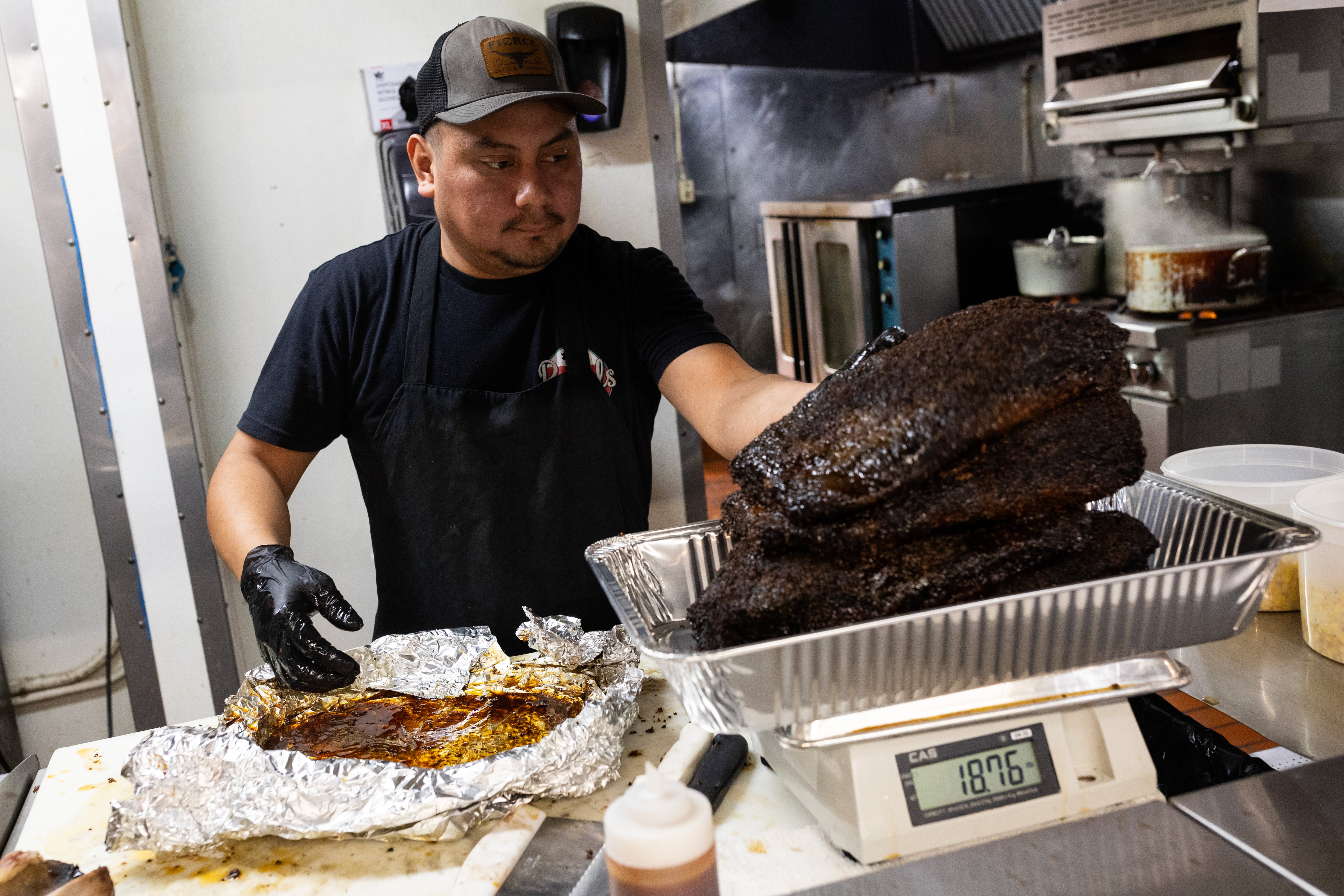 Isaias Raymundo pesa trozos de falda de res para un pedido de catering este mes en Roegels Barbecue Co. en Houston (Antranik Tavitian/For The Washington Post)