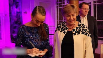 Mora Godoy firma una libreta con la presencia de Kristalina Georgieva, a quien le enseñó algunos pasos de tango