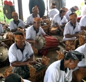 Varias mujeres se encargan de