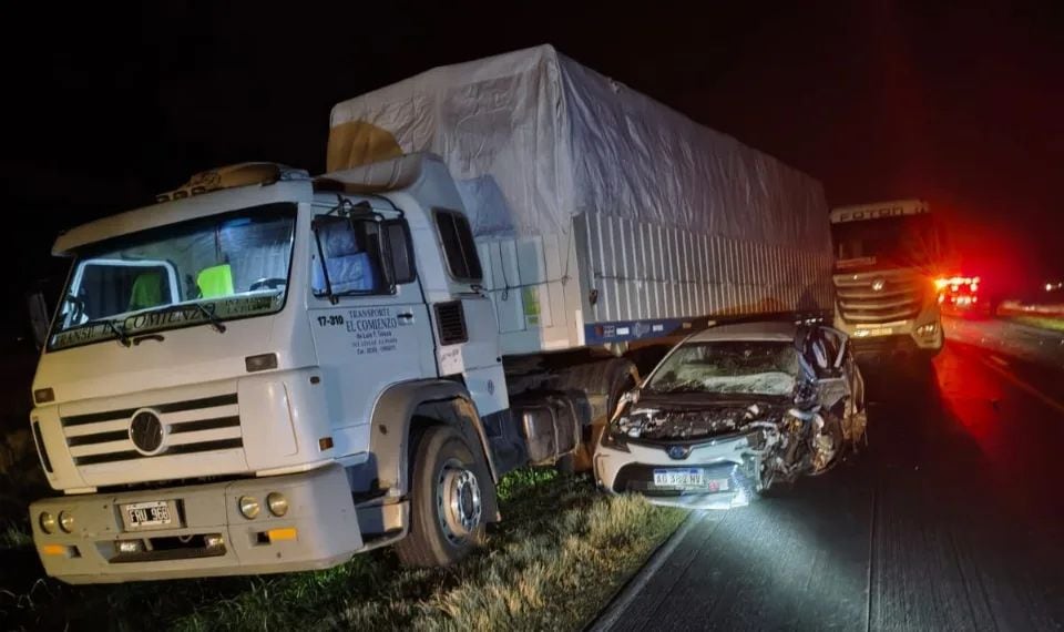 El accidente en la ruta 188 comenzó con una colisión lateral entre un camión Volkswagen y un Toyota Corolla que circulaban en sentido Junín-Lincoln