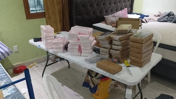 Las fuerzas de seguridad incautaron al menos 30 paquetes de presunta cocaína, recipientes, moldes, pesas digitales y otros instrumentos de procesamiento de drogas. (Cortesía: Ejército de Guatemala)