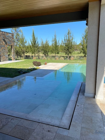 La piscina tiene una parte