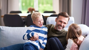 España, por debajo de la media de la Unión Europea en hogares monoparentales, con un 7,5% del total, mientras Estonia está en el extremo y son 4 de cada 10 familias