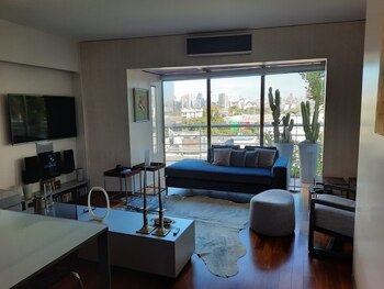 El living tiene salida al