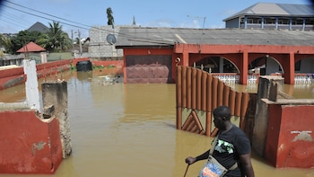 Ghana anuncia un plan de recuperación tras las inundaciones mientras la oposición recrimina fallos de prevención