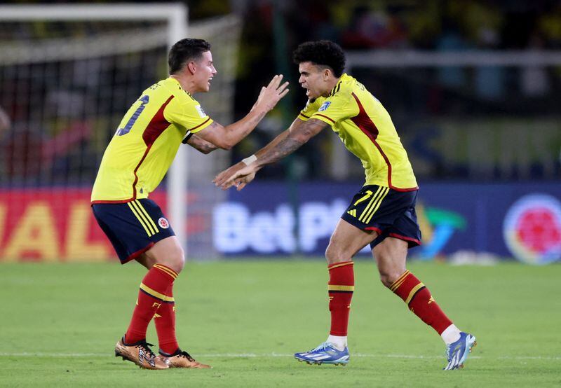 Luis Díaz celebra con James Rodríguez en la histórica victoria 2-1 ante Brasil, por las eliminatorias - crédito Luisa González/REUTERS