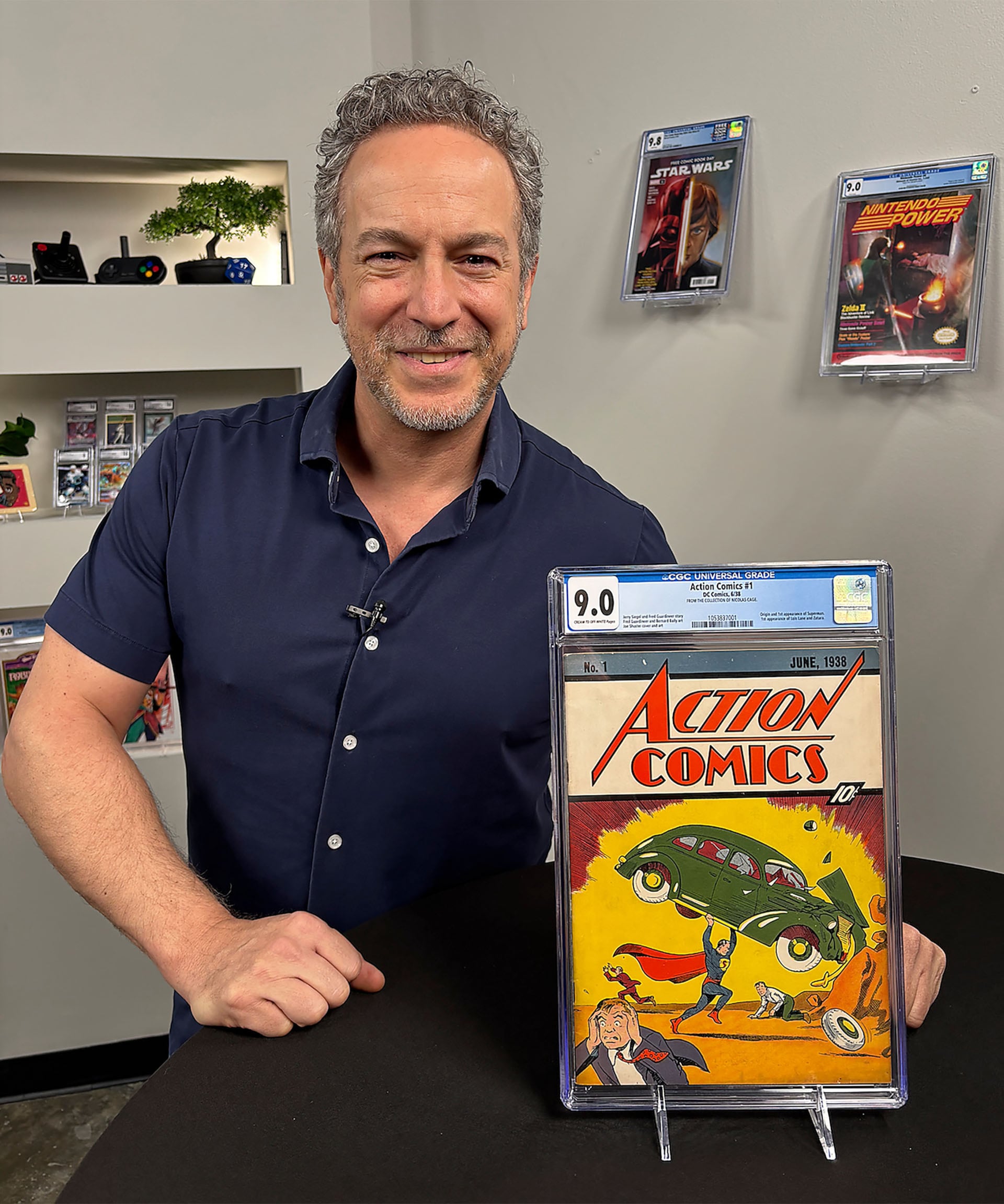 Vincent Zurzolo, presidente de Metropolis Collectibles/Comic Connect, posa con el ejemplar récord para una subasta de cómic