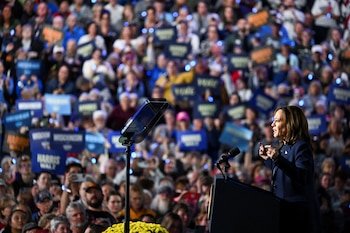 Desde julio hasta finales de septiembre, la campaña de Harris recaudó 971 millones de dólares, superando los 894 millones obtenidos por Trump desde enero de 2023. (REUTERS/Vincent Alban)