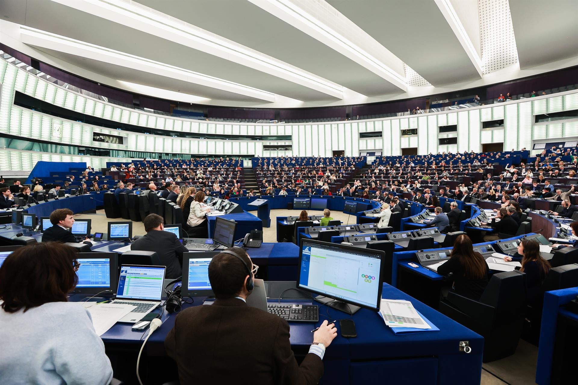 La Eurocámara respalda ampliar los permisos gratuitos para emitir CO2 a industrias como la cerámica