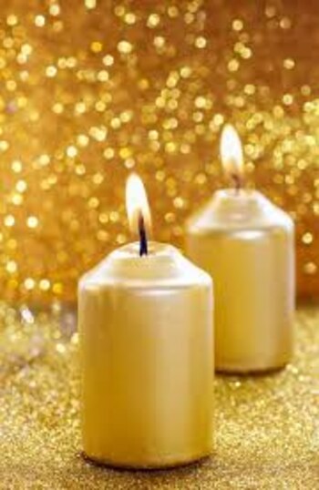 La velas blancas y doradas