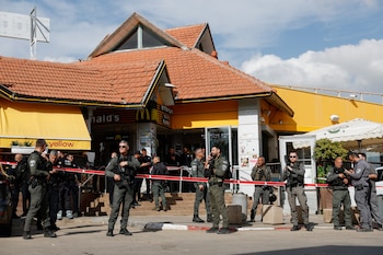 Un hombre resultó gravemente herido en un atentado en Beit Kama, en el sur de Israel, el 14 de marzo de 2024. REUTERS/Carlos Garcia Rawlins