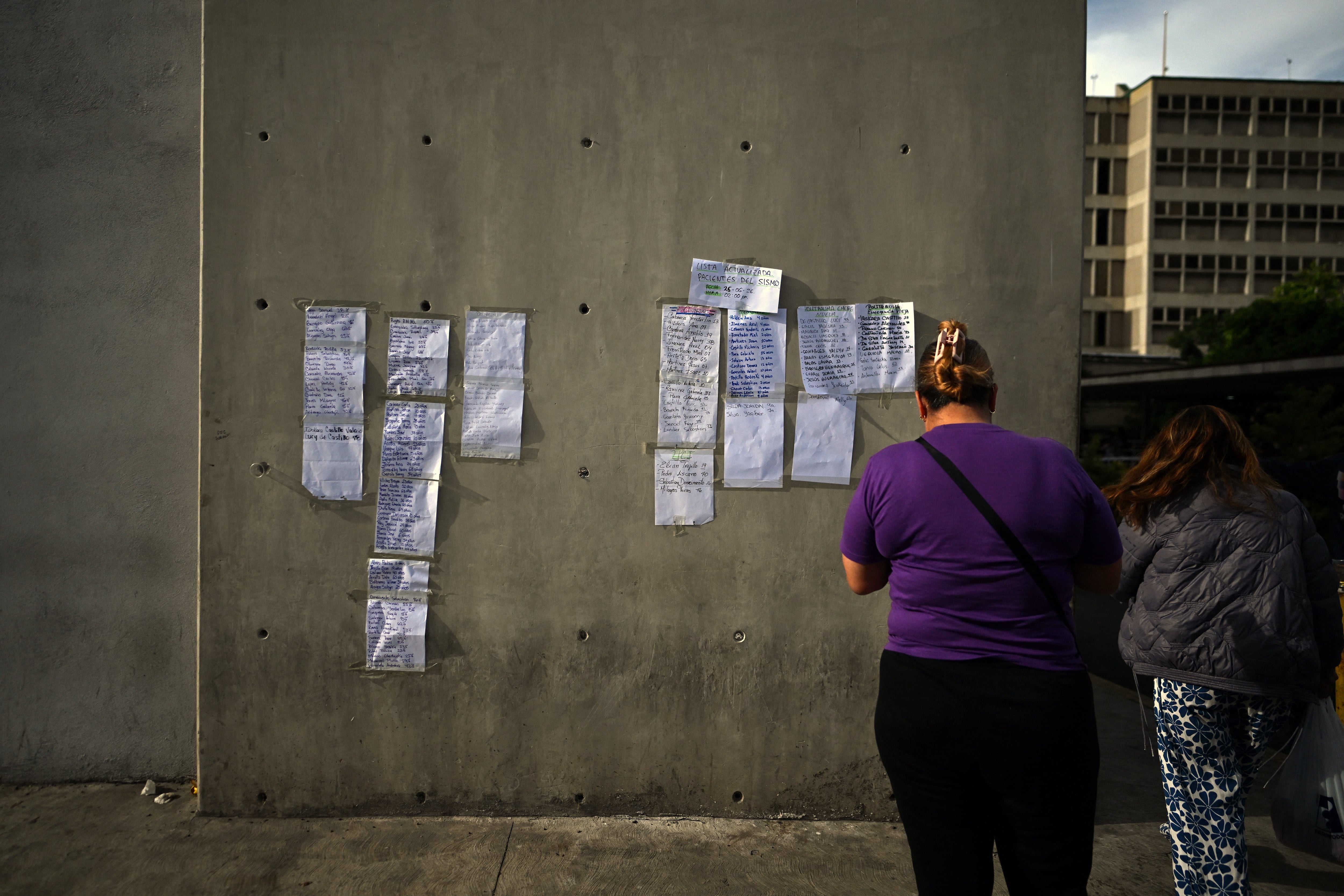 Familiares consultan listas de heridos en el Hospital Domingo Luciani tras los potentes sismos en Venezuela (JUAN BARRETO/AFP)