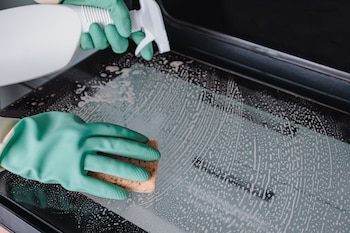 Una persona limpiando la puerta